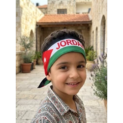 ربطة رأس باندانة بتصميم علم الأردن، وشاح رأس مطبوع كلمة الأردن باللون الأحمر، مقاس 6.5 سم عرض و83 سم طول، قطعة إكسسوار وطنية للجنسين مرنة وناعمة، مثالية للمناسبات والاحتفالات بجودة عالية وألوان ثابتة تدوم