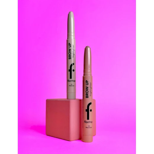 فلورمار قلم هايلايتر للحواجب Brow Up رقم 002 روز غولد – قلم لإبراز ورفع الحواجب بلمسة وردية ذهبية ناعمة، بتركيبة تدوم طويلاً تساعد على تحديد وإضاءة منطقة الحواجب لمظهر طبيعي ومشرق - Image 3