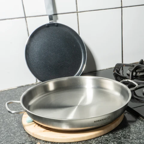 مقلاة أومليت كوركماز برولاين ساتان 28 سم من الستانلس ستيل متوافقة مع المواقد الحثية - كوركماز - Image 2