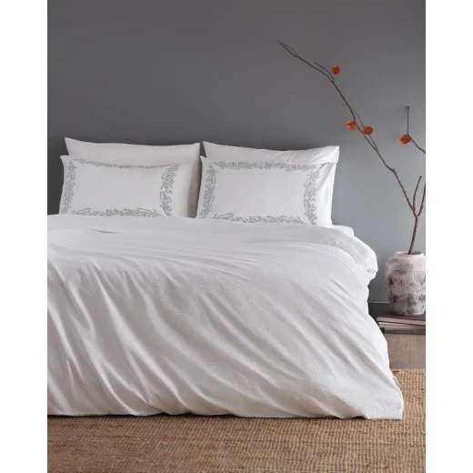 طقم غطاء لحاف مدام كوكو ليندا كينج سيزرسكر مغسول مطرز 240×220 سم – قطن 100% باللون الأبيض/الرمادي، مع ملاءة وأكياس وسائد طقم غطاء لحاف مدام كوكو ليندا كينج سيزرسكر مغسول مطرز 240×220 سم – قطن 100% باللون الأبيض/الرمادي، مع ملاءة وأكياس وسائد