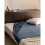 مدام كوكو سييل ملاءة سرير(شرشف) ساتان قطني 100% مقاس كينج – لون أزرق داكن، ناعمة وفاخرة بلمسة مريحة، تمنح السرير مظهرًا أنيقًا وراحة مثالية للاستخدام اليومي - مدام كوكو