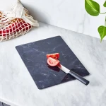 لوح تقطيع زجاجي كاراجا أياز 25 × 35 سم، تصميم عصري بسطح متين وقاعدة مانعة للانزلاق، مثالي لتحضير الخضروات والفواكه واللحوم بسهولة - كراجا