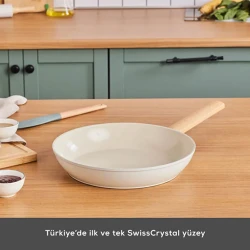 مقلاة كاراجا × رفيقة سويس كريستال 28 سم لون كريمي لوزي، سعة 2.4 لتر، طلاء غير لاصق خالٍ من PFAS، مناسبة للاندكشن