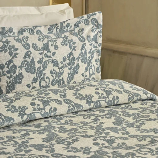 طقم غطاء سرير كاراجا هوم ألينا مزدوج أزرق، مفرش سرير 250×240 سم مع 2 غطاء وسادة بتصميم أنيق - كراجا - Image 2