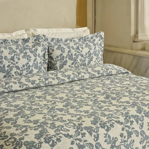 طقم غطاء سرير كاراجا هوم ألينا مزدوج أزرق، مفرش سرير 250×240 سم مع 2 غطاء وسادة بتصميم أنيق - كراجا - Image 3