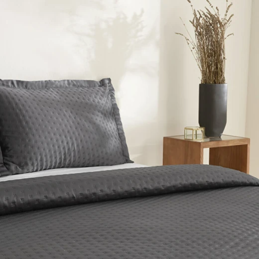 طقم غطاء سرير مزدوج كاراجا هوم أليس باللون الرمادي الفحمي (أنثراسيت)، مفرش سرير 240×250 سم مع 2 غطاء وسادة بتصميم أنيق - كراجا - Image 3