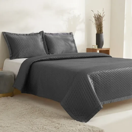 طقم غطاء سرير مزدوج كاراجا هوم أليس باللون الرمادي الفحمي (أنثراسيت)، مفرش سرير 240×250 سم مع 2 غطاء وسادة بتصميم أنيق طقم غطاء سرير مزدوج كاراجا هوم أليس باللون الرمادي الفحمي (أنثراسيت)، مفرش سرير 240×250 سم مع 2 غطاء وسادة بتصميم أنيق