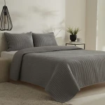 طقم مفرش سرير كاراجا هوم إيلي مزدوج باللون الرمادي مع غطاء سرير 230×240 سم و2 غطاء وسادة 50×70 سم من بوليستر 100% - كراجا