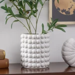 مزهرية ديكورية كاراجا هوم روكو بيضاء من السيراميك مقاس 16×16×18 سم لتزيين المنزل والمكتب - كراجا