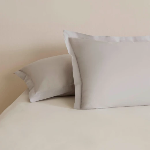 طقم أغطية وسائد كاراجا هوم بيسيك بحواف قطعتين رمادي 50×70 سم من القطن 100% طقم أغطية وسائد كاراجا هوم بيسيك بحواف قطعتين رمادي 50×70 سم من القطن 100%