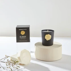 شمعة كاراجا هوم كلاسي المعطرة مع حامل زجاجي – وايت صابون (White Soap) 170 غرام