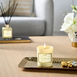 شمعة كاراجا هوم مجموعة الأناقة برائحة الباتشولي – شمعة معطرة بمدة احتراق تصل إلى 8 ساعات