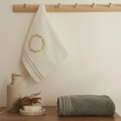 طقم مناشف كاراجا هوم تينا قطعتين مطرزة لليد والوجه، مقاسات 30×50 و50×90 سم من القطن 100% ناعم وعالي الامتصاص