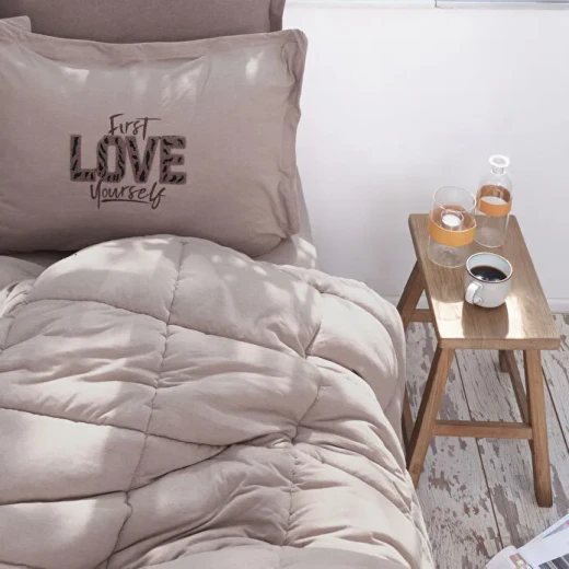 طقم نوم مزدوج كاراجا هوم موتو كوتون كومفورت لون بيج، لحاف 200×220 سم وملاءة مطاطية و2 كيس وسادة بتصميم أنيق ومريح - كراجا - Image 5