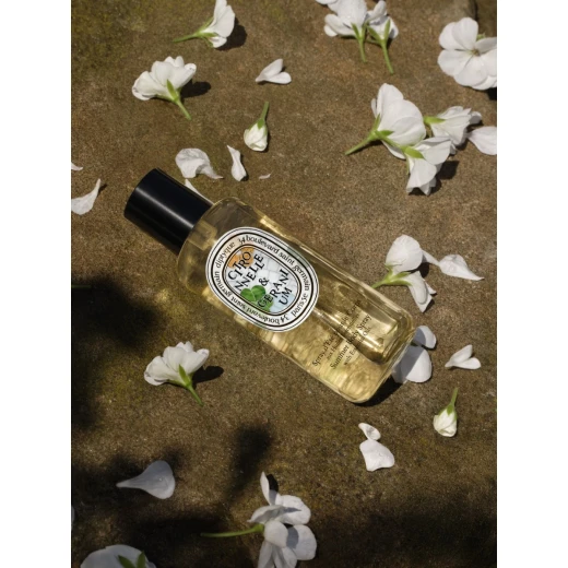رذاذ الجسم بالسيترونيلا وإبرة الراعي من ديبتيك، 100 مل، معطر جسم منعش برائحة حمضية وعشبية، يمنح البشرة عطراً أنيقاً وإحساساً بالانتعاش، مناسب للاستخدام اليومي - ديبتيك - Image 4