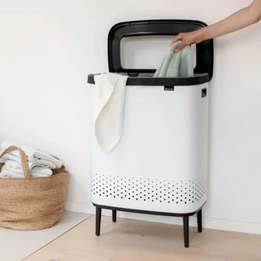 سلة غسيل Brabantia Bo عالية بفتحتين، سعة 2×45 لتر، باللون الأبيض، تصميم أنيق وعملي لفرز الملابس وتنظيم الغسيل وتوفير المساحة