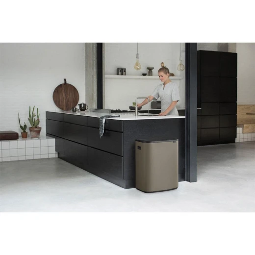 سلة نفايات Bo Touch Bin سعة 60 لتر بلاتينيوم، تصميم موفر للمساحة، دلو داخلي XL قابل للإزالة، سهلة التنظيف والنقل، مثالية للعائلات - برابانتيا - Image 3