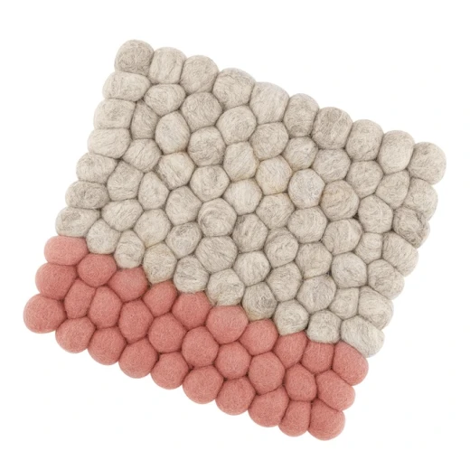 قاعدة أكواب وأباريق لانا دو باللون البيج 21×21 سم – مفرش أطباق مقاوم للحرارة وحامي للموائد، تصميم عصري وأنيق مثالي للتقديم اليومي والضيافة - كوشن بروفِي - Image 2