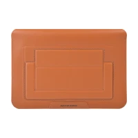حافظة WiWU Skin Ultra Stand Sleeve مقاس 13 بوصة، لون بني، تصميم نحيف وأنيق، حماية عملية للماك بوك من الخدوش والرطوبة، مع حامل مدمج وإغلاق مغناطيسي