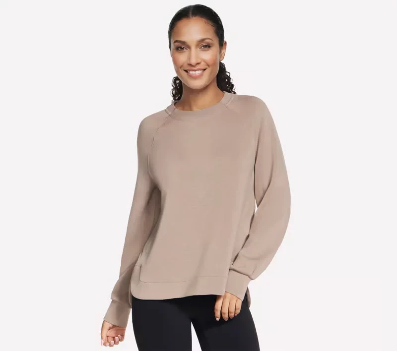 كنزة Skechers Cozy Luxe النسائية الدافئة: نسيج SKECHLUXE ELEVATE فائق النعومة، حافة منحنية، رقبة دائرية، حاشية مضلعة، أساور ذاتية - بني فاتح، مقاس L - سكيتشرز