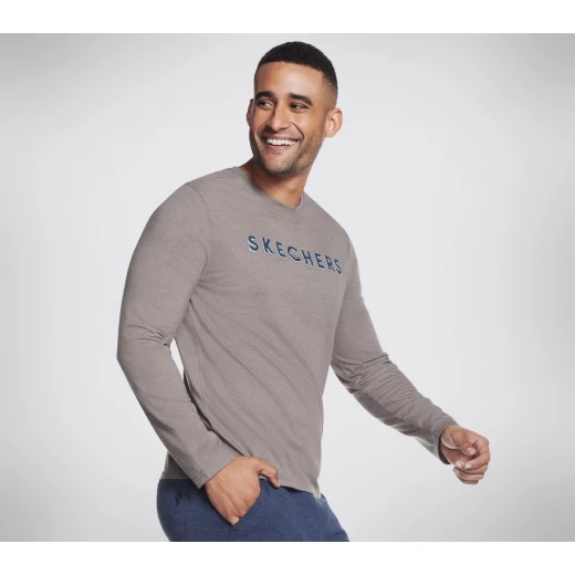 تي شيرت سكيتشرز دلتا بأكمام طويلة بني مقاس S للرجال مريح يتميز بنسيج SKECH-SWEATS جيرسي وياقة دائرية ورسم جامعة الراحة مثالي للارتداء اليومي LT23 NVTL - سكيتشرز - Image 2