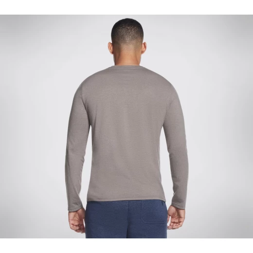 تي شيرت سكيتشرز دلتا بأكمام طويلة بني مقاس S للرجال مريح يتميز بنسيج SKECH-SWEATS جيرسي وياقة دائرية ورسم جامعة الراحة مثالي للارتداء اليومي LT23 NVTL - سكيتشرز - Image 4