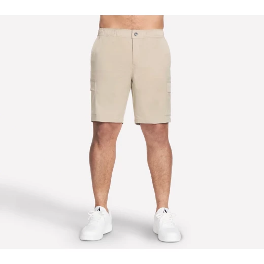 شورت رجالي Skechers GO DRI All Day Downtown Cargo مقاس 9 بوصة رملي S يتميز بنسيج طارد للرطوبة سريع الجفاف خصر مطاطي برباط وجيب خلفي بسحاب - سكيتشرز - Image 2