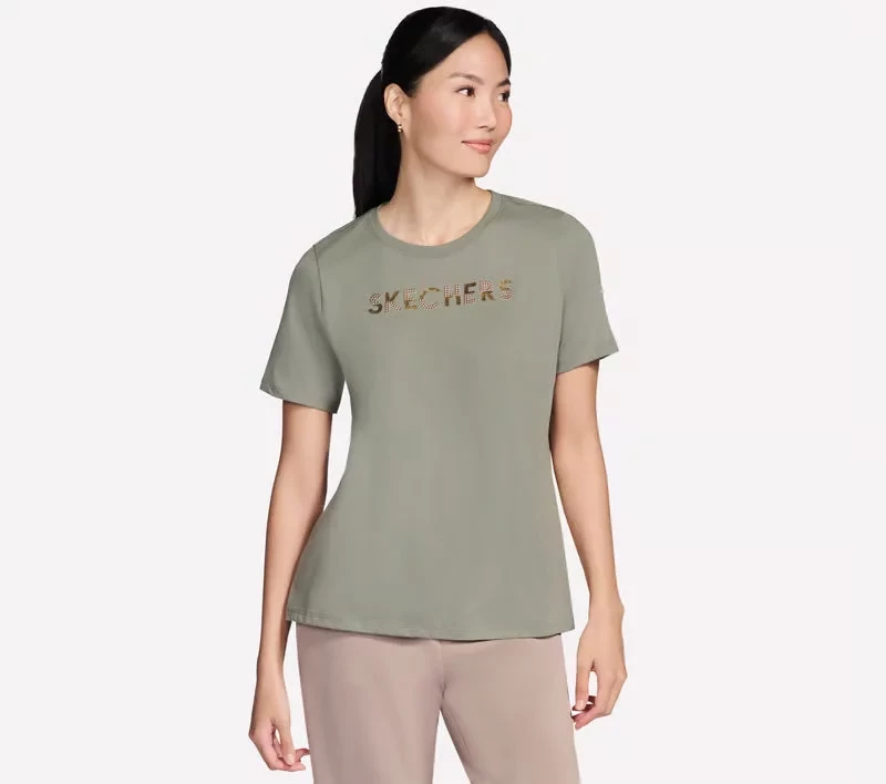 تي شيرت سكيتشرز نسائي بأكمام قصيرة لامع زيتوني مقاس XL: نسيج SKECH-JERSEY ناعم، ياقة دائرية، تصميم مُرصّع ومُطرّز - سكيتشرز
