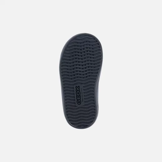 حذاء رياضي متوسط ​​الساق للأطفال من جيوكس جيلي بيبي أزرق وأصفر، مقاس 23، مريح وقابل للتنفس، جلد صناعي ونايلون، نعل خارجي مرن لدعم وراحة الطفل - أفيديو - Image 6