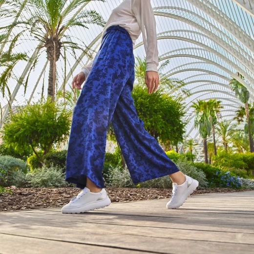 حذاء رياضي نسائي Geox Spherica EC4.1 أبيض جلد مقاس 37 مزين بتفاصيل فضية معدنية ونعل مريح للمشي في المدينة مع أحجار كريمة لامعة - جيوكس - Image 7