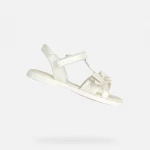 صنادل جيوكس كارلي للبنات بتصميم T-Bar بيضاء بتأثير جلد لؤلؤي مقاس 30 - جيوكس