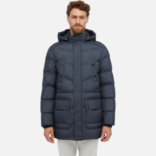 جاكيت باركا رجالي Geox Sandford Anthracite 58 طويل بتصميم عملي مع غطاء رأس مقاوم للماء والرياح مطبوع بنمط دقيق بوليستر حشو صديق للبيئة متعدد الاستخدامات للارتداء اليومي - جيوكس - Image 3