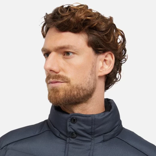 جاكيت باركا رجالي Geox Sandford Anthracite 58 طويل بتصميم عملي مع غطاء رأس مقاوم للماء والرياح مطبوع بنمط دقيق بوليستر حشو صديق للبيئة متعدد الاستخدامات للارتداء اليومي - جيوكس - Image 5
