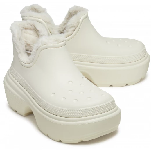 حذاء Crocs Stomp Shorty النسائي مبطن باللون الأبيض مقاس 43-44 بنعل سميك وفرو دافئ. تصميم مريح وخفيف الوزن يمنحك أناقة جريئة ومميزة. يوفر راحة مزدوجة من Crocs. - كروكس - Image 4