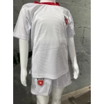 طقم قميص منتخب الأردن لكرة القدم للأطفال باللون الأبيض يتضمن قميص وشورت وجوارب مناسب للأعمار من 1 إلى 3 سنوات بضائع الفريق الرسمية