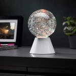 ذا سورس كرة اللمعان الدوارة مع أضواء LED متغيرة الألوان، تعمل بالبطارية لتزيين المنزل، تخلق جوًا هادئًا مع لمعان دوار وضوء ناعم - ذا سورس