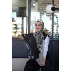 حجاب كاين بنقشة جلد الثعبان من الشيفون الجورجيت: وشاح ناعم ومريح لإطلالة أنيقة يومية، يتميز بنقوش حصرية، صنع في مصر، ومقاس طويل جدًا 300 × 70 سم
