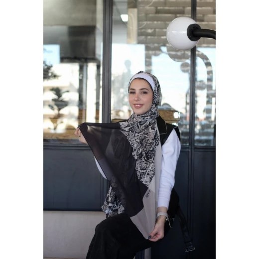 حجاب كاين بنقشة جلد الثعبان من الشيفون الجورجيت: وشاح ناعم ومريح لإطلالة أنيقة يومية، يتميز بنقوش حصرية، صنع في مصر، ومقاس طويل جدًا 300 × 70 سم - ثعبان - Image 2
