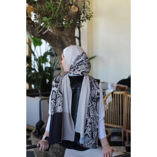 حجاب كاين بنقشة جلد الثعبان من الشيفون الجورجيت: وشاح ناعم ومريح لإطلالة أنيقة يومية، يتميز بنقوش حصرية، صنع في مصر، ومقاس طويل جدًا 300 × 70 سم - ثعبان - Image 4