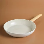 مقلاة كاراكا سويسرية كريستال بلون اللوز، 30 سم - كراجا