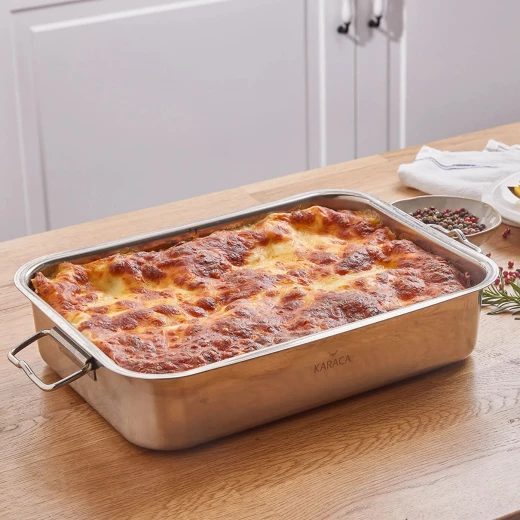 Karaca Mutfaksever Stainless Steel Lasagna Pot Size: 30 × 21 cm, perfect for lasagna and family-size dishes High-Quality Stainless Steel: Durable, rust-resistant material for long-lasting and healthy cooking. Karaca Mutfaksever Stainless Steel Lasagna Pot Size: 30 × 21 cm, perfect for lasagna and family-size dishes High-Quality Stainless Steel: Durable, rust-resistant material for long-lasting and healthy cooking.