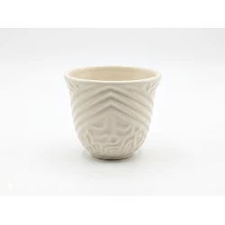 فنجان قهوة عربية سادة أبيض، كوب قهوة أنيق بتصميم كلاسيكي للمجالس والضيافة اليومية