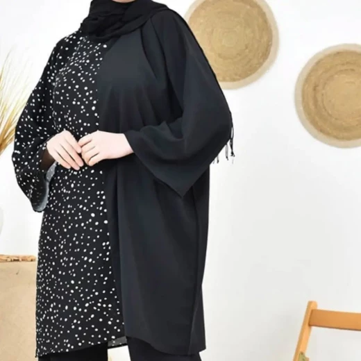 طقم سيدات محتشم مكوّن من قطعتين – تونيك بطبعة مميّزة وقصّة غير متناظرة مع بنطال واسع | إطلالة سوداء أنيقة مقاس واحد - ملابس لولو شوب - Image 2