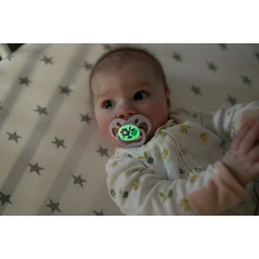 Dr. Brown’s Advantage Glow-in-the-Dark Pacifier, 100% Silicone Baby Paci Symmetrical Soother, 6-18m, BPA free - Dr. Brown's - Image 5
