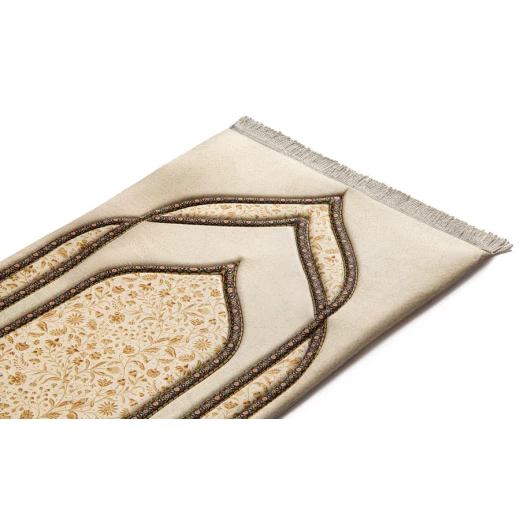 سجادة صلاة فاخرة Golden Blossom مبطنة 120×64 سم، قماش مخملي ناعم مع طبقة إسفنج 1.7 سم، تصميم منقوش مريح للصلاة - اربن رجز - Image 2