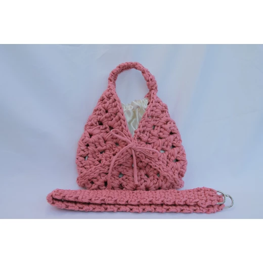Stylish pink crochet bag with a 70cm strap and satin lining – a modern design for everyday use and special occasions Stylish pink crochet bag with a 70cm strap and satin lining – a modern design for everyday use and special occasions