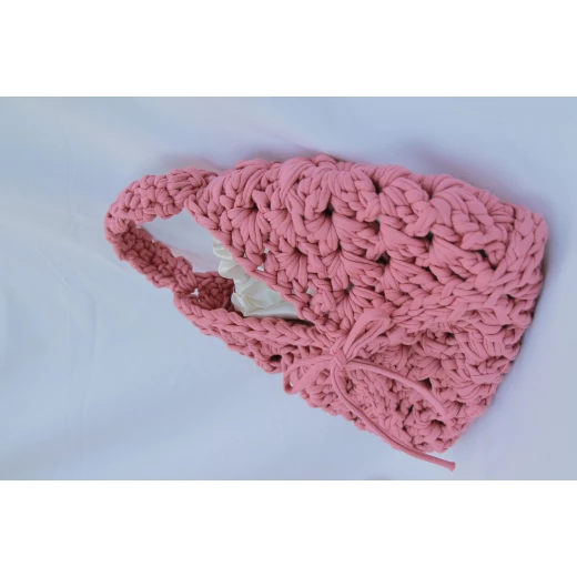 Stylish pink crochet bag with a 70cm strap and satin lining – a modern design for everyday use and special occasions - Crochet zino - Image 2