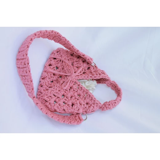 Stylish pink crochet bag with a 70cm strap and satin lining – a modern design for everyday use and special occasions - Crochet zino - Image 3