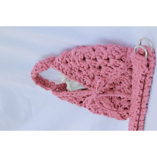 Stylish pink crochet bag with a 70cm strap and satin lining – a modern design for everyday use and special occasions - Crochet zino - Image 4