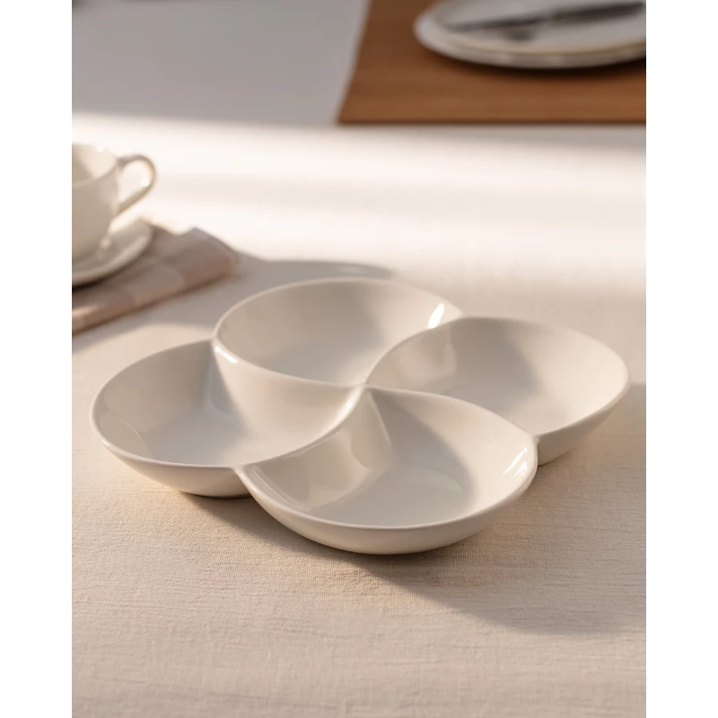 طبق تقديم صغير بتصميم 4 أقسام – نيو بون تشاينا – 17×17×2.7 سم – أبيض أنيق من مدام كوكو - مدام كوكو